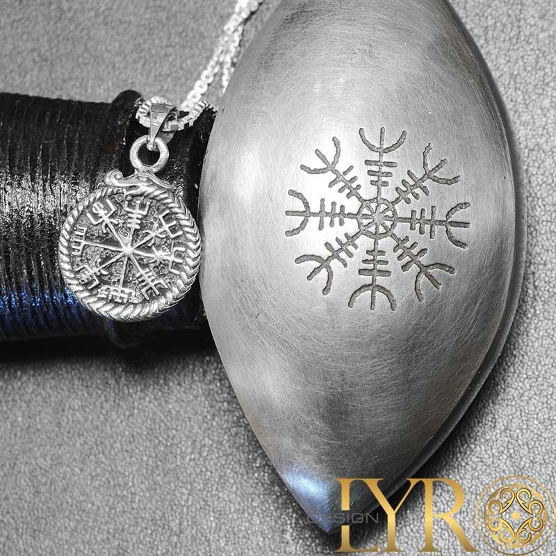 Liten vegvisir amulett - Sølvanheng