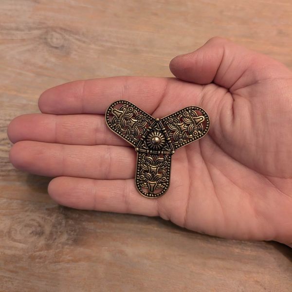 Hovedbilde Viking trefoil brosje med ravnemotiv – bronse