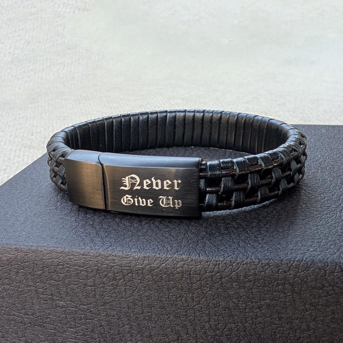 Signatur – Gravert armbånd i lær
