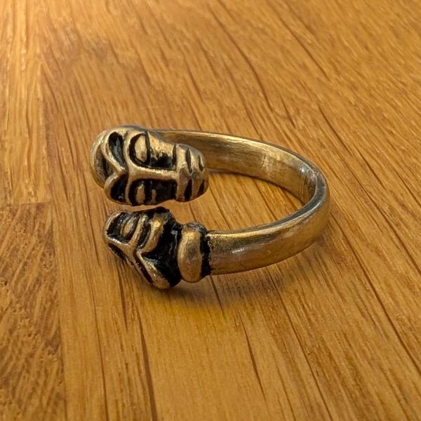 Hovedbilde Vikingring med ulvehoder i bronse